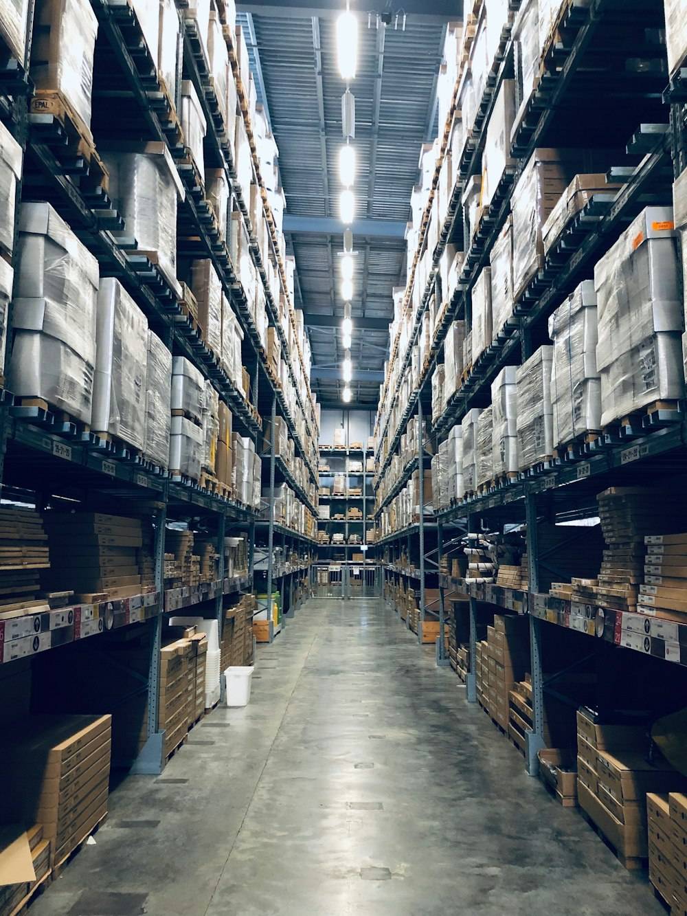 Gangpad tussen hoge magazijnstellingen met ingepakte pallets